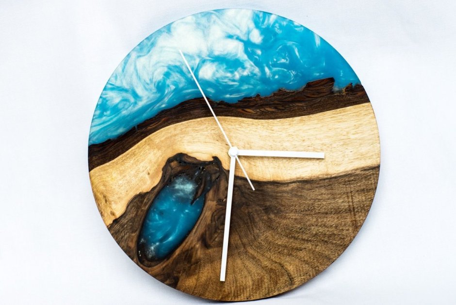 Часы с декором из эпоксидной смолы