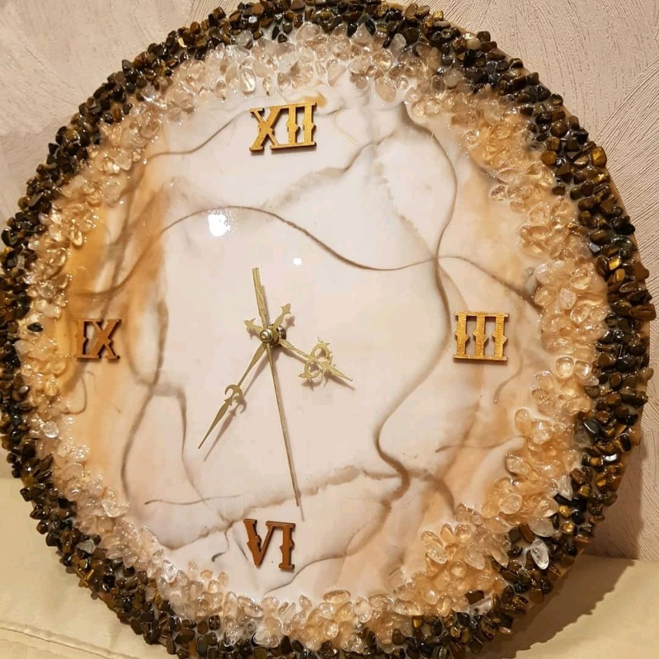 Желтые часы из эпоксидной смолы