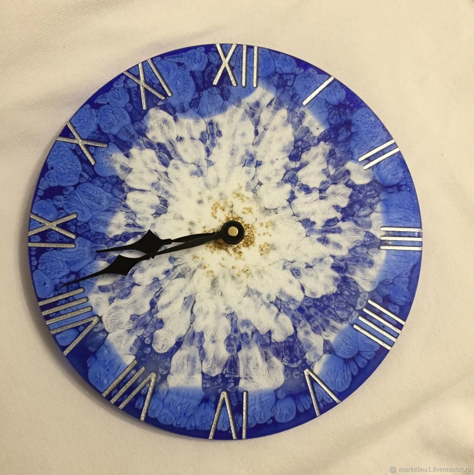 Часы из шишек и эпоксидной смолы