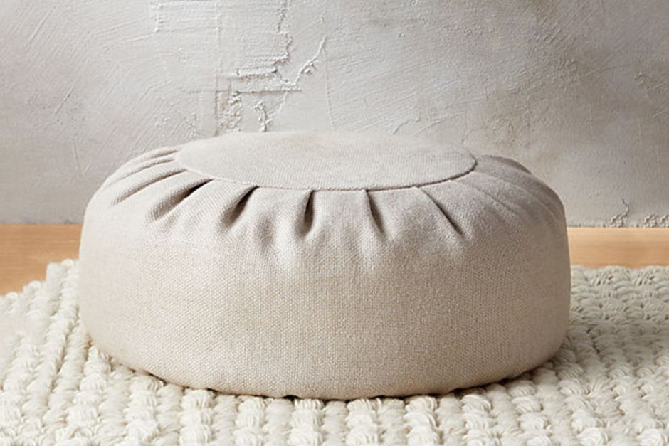 Вязаный чехол на пуфик