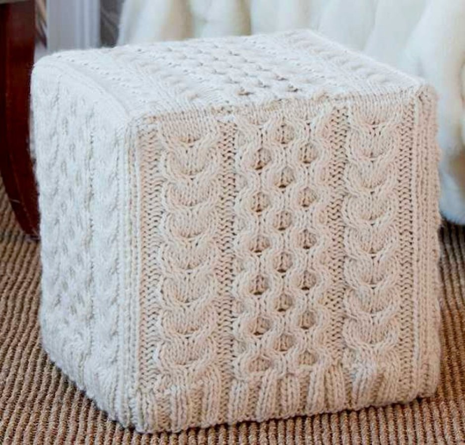 Вязаный чехол на пуфик