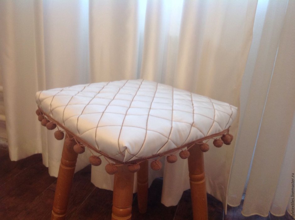 Подушка на банкетку в прихожей