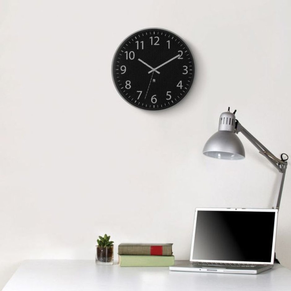 Часы на стене в офисе