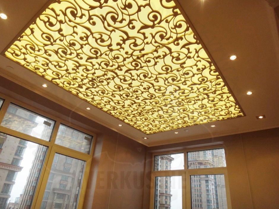 Натяжной потолок с золотыми узорами