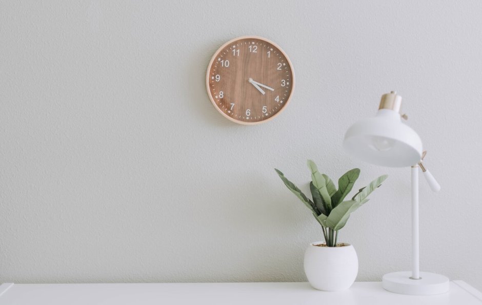 Часы встроенные в стену