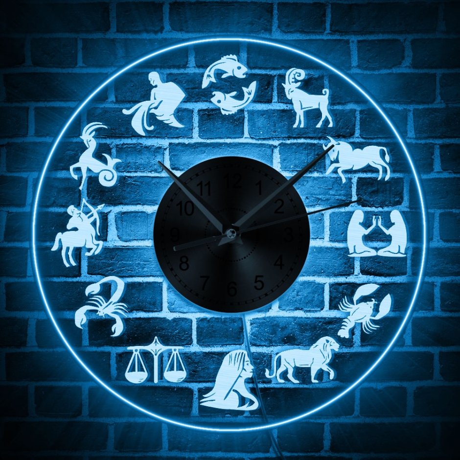 Часы наклеенные на стену
