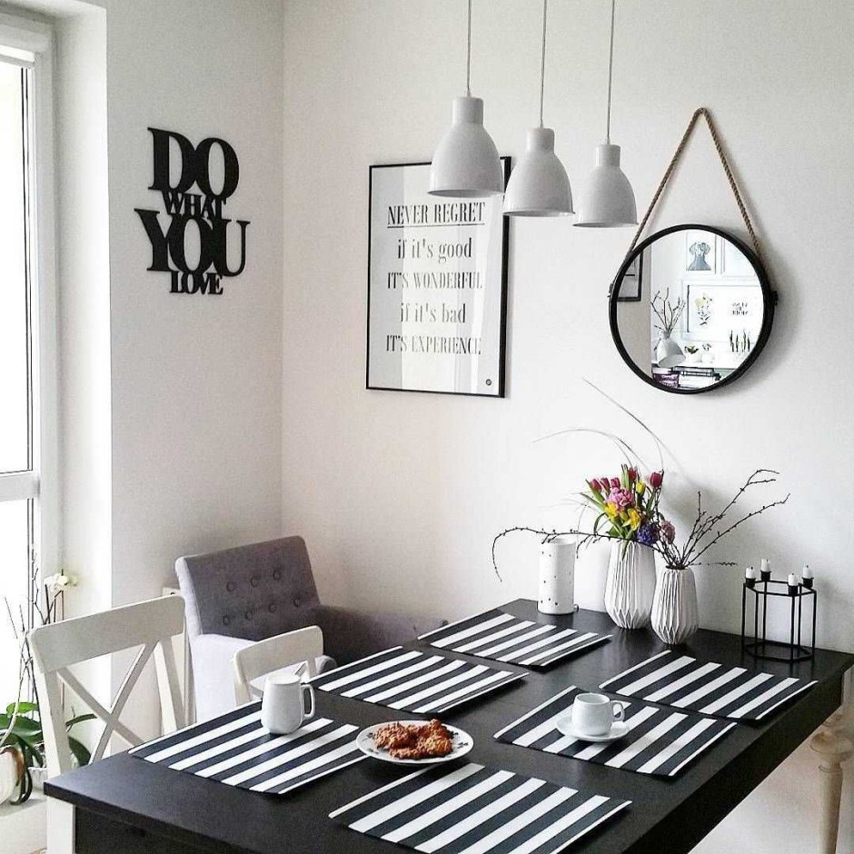 Декор стены на кухне в обеденной зоне