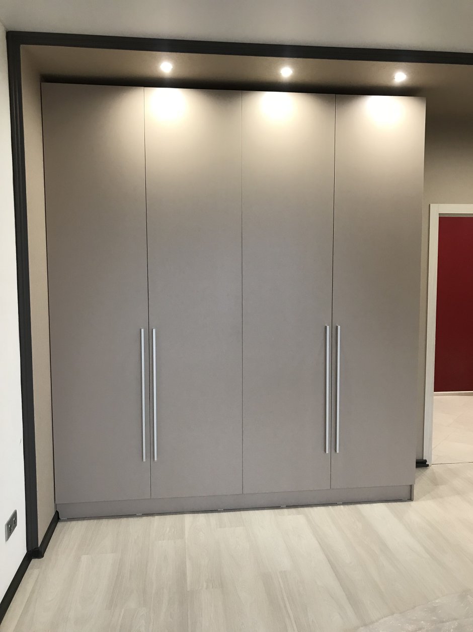 Встроенный распашной шкаф