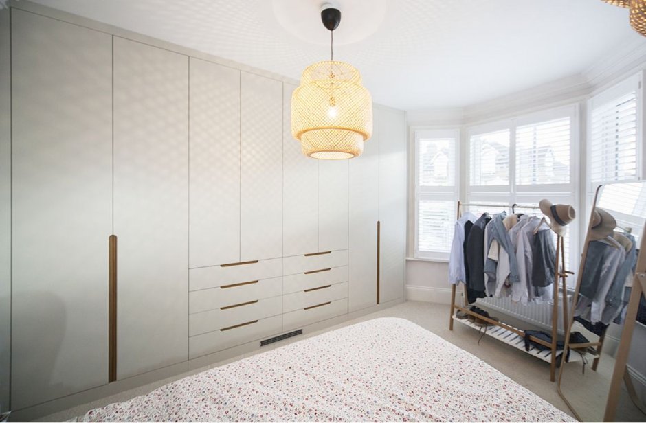 Встроенные распашные шкафы в спальню
