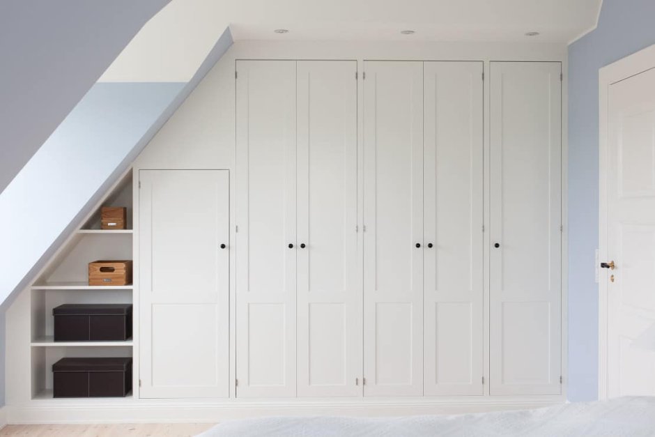 Платяной шкаф в потолок с дверью