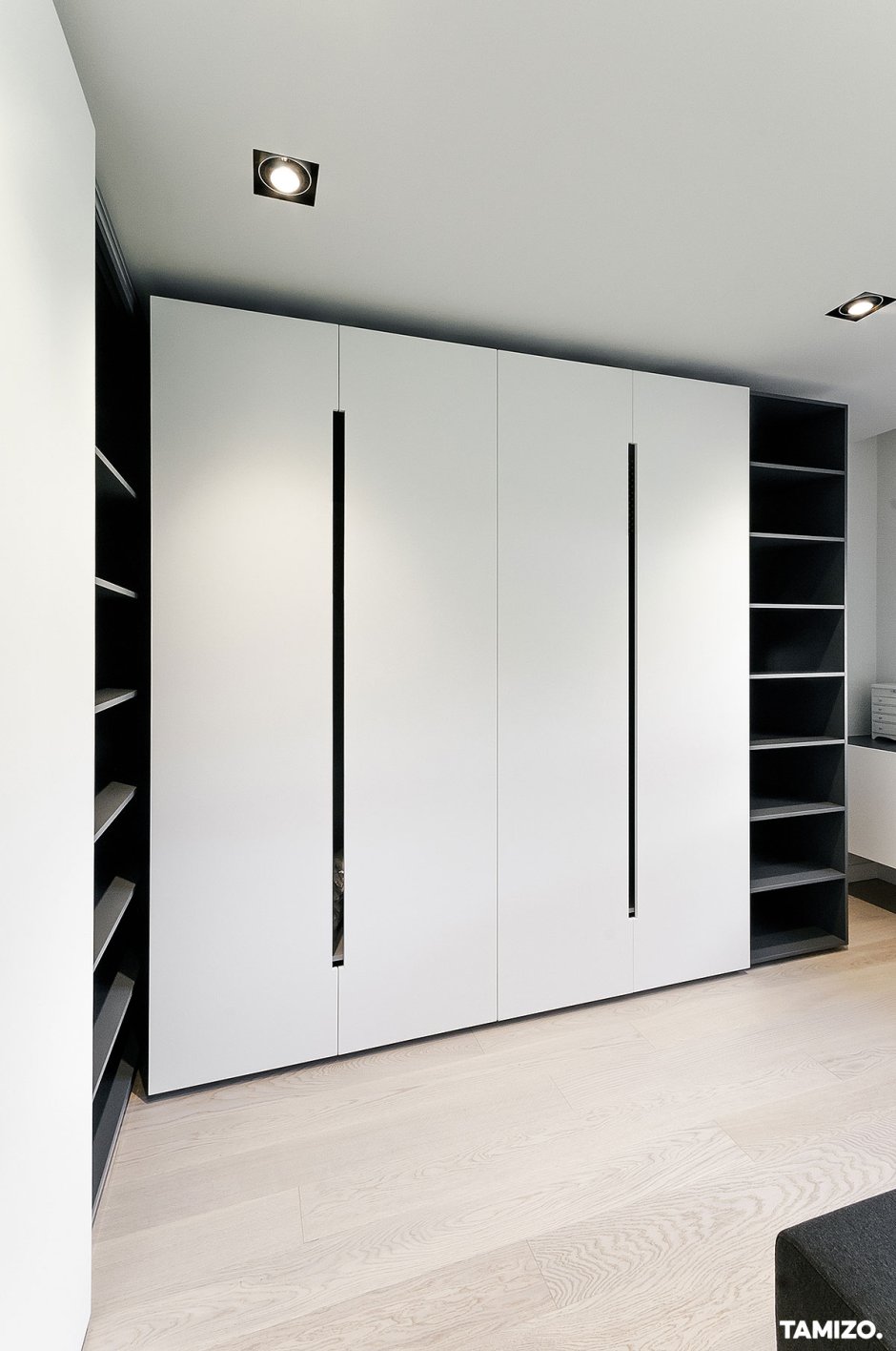 Шкаф до потолка с распашными дверями