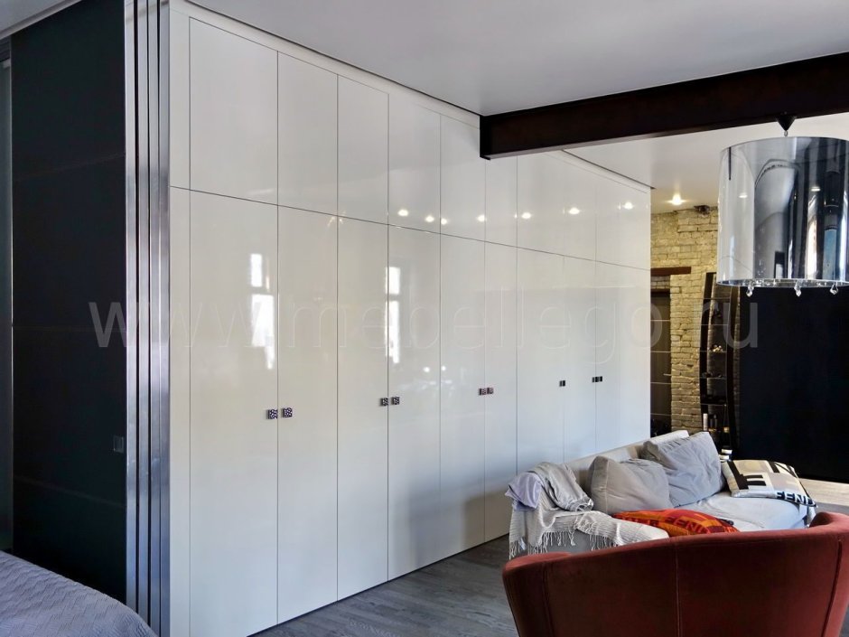 Глянцевый шкаф в спальню до потолка