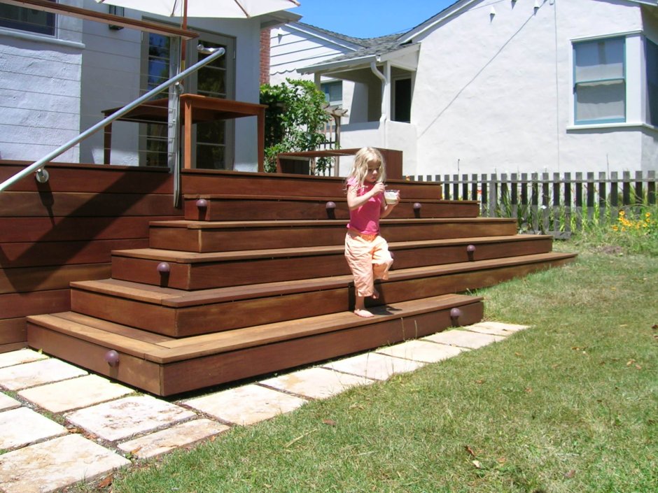 Деревянные ступени на террасу