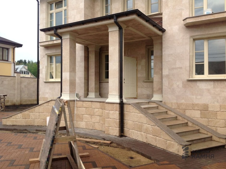 Крыльцо с высоким цоколем