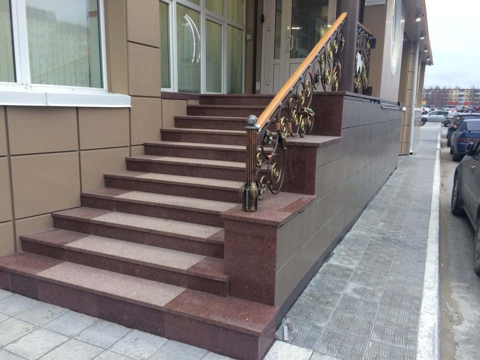 Ступени с плиткой сбоку