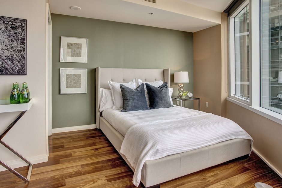 Кровать у окна в спальне