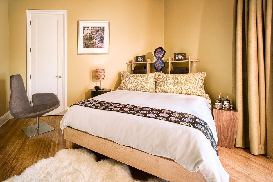 Кровать в углу спальни