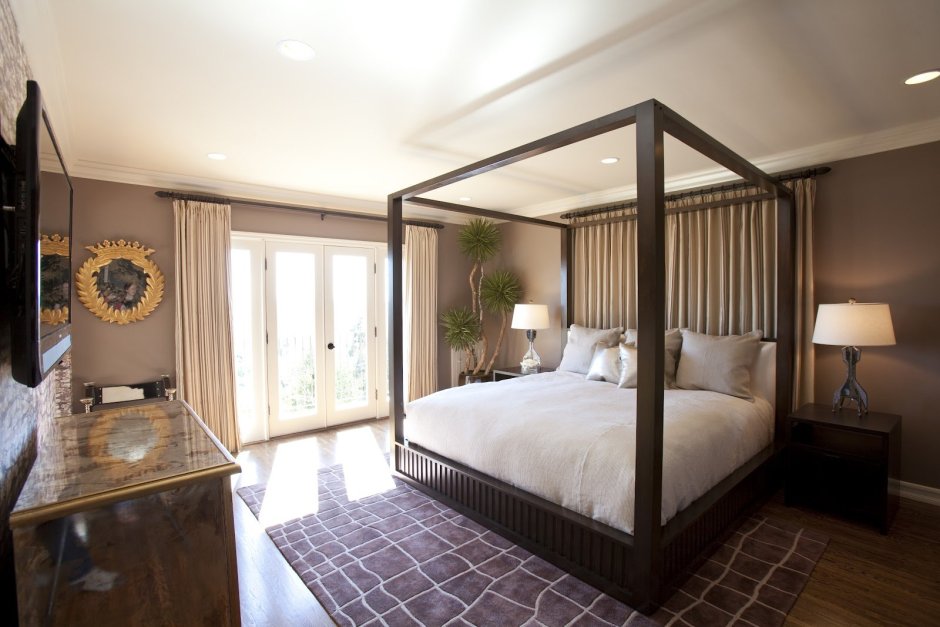 Кровать большая в углу комнаты