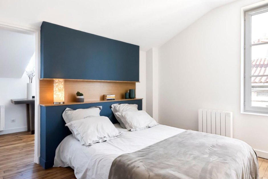 Полки над изголовьем кровати