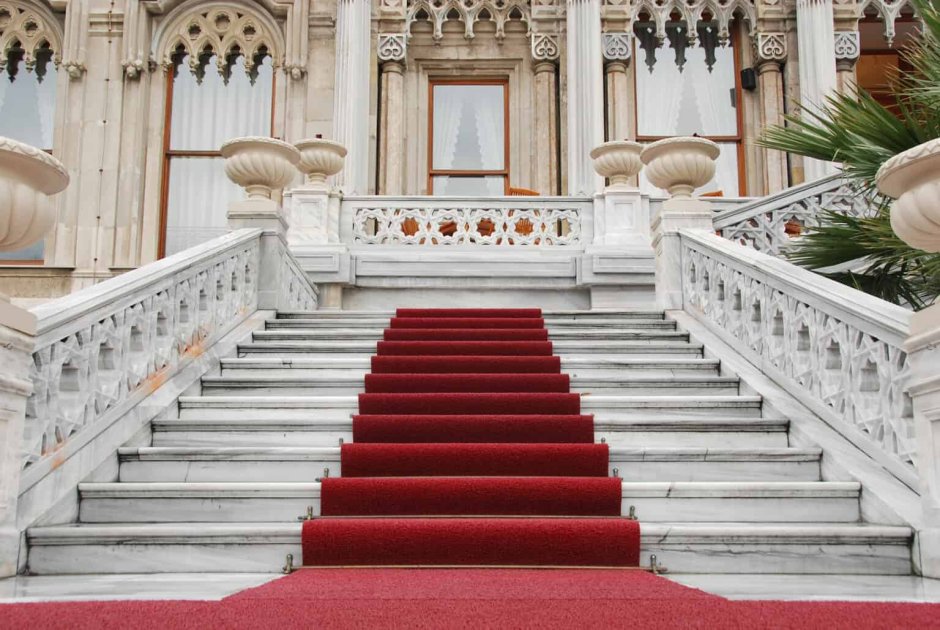 Лестница с красной дорожкой во Дворце
