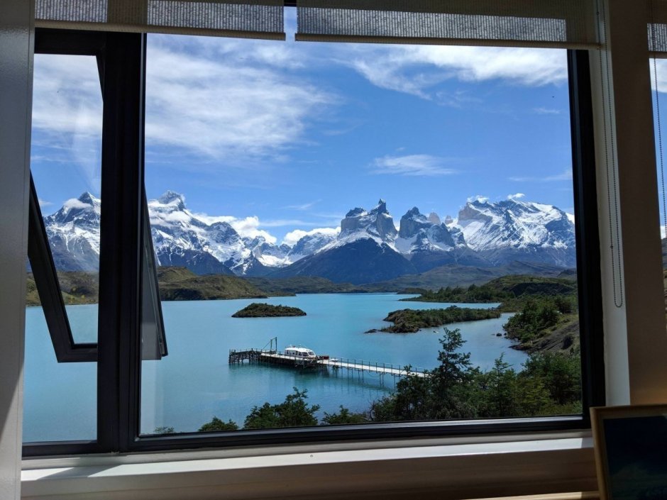 Окно с видом на горы