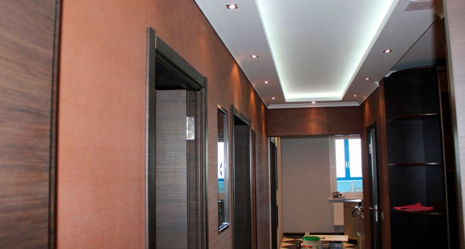 Многоуровневые натяжные потолки с подсветкой в коридоре