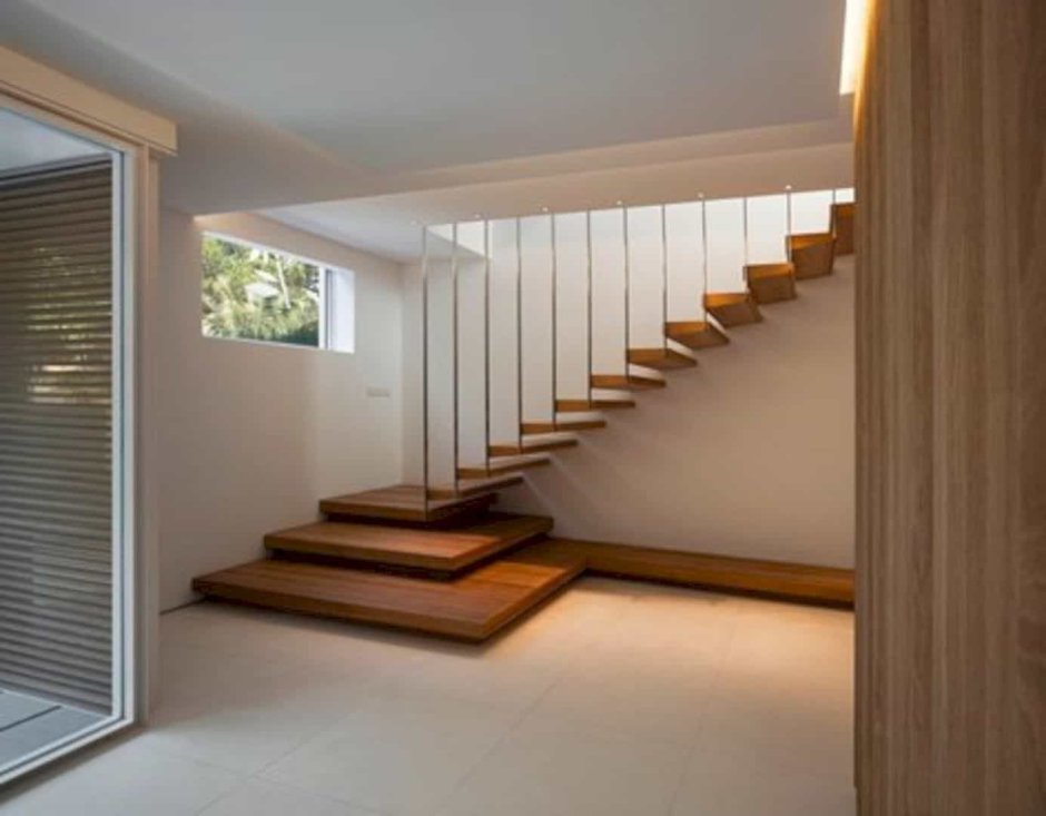 Современная лестница в частном доме