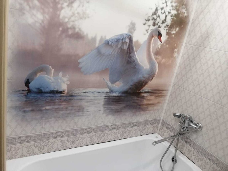 Панели с лебедями в ванной