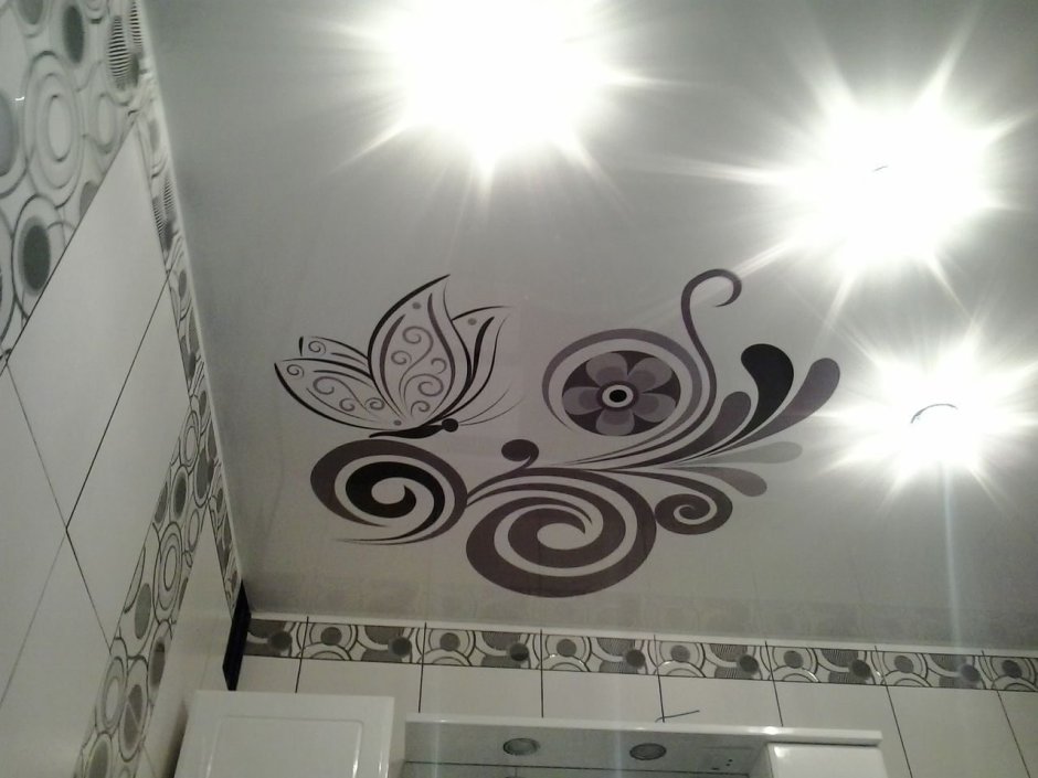 Натяжной потолок в ванной с рисунком