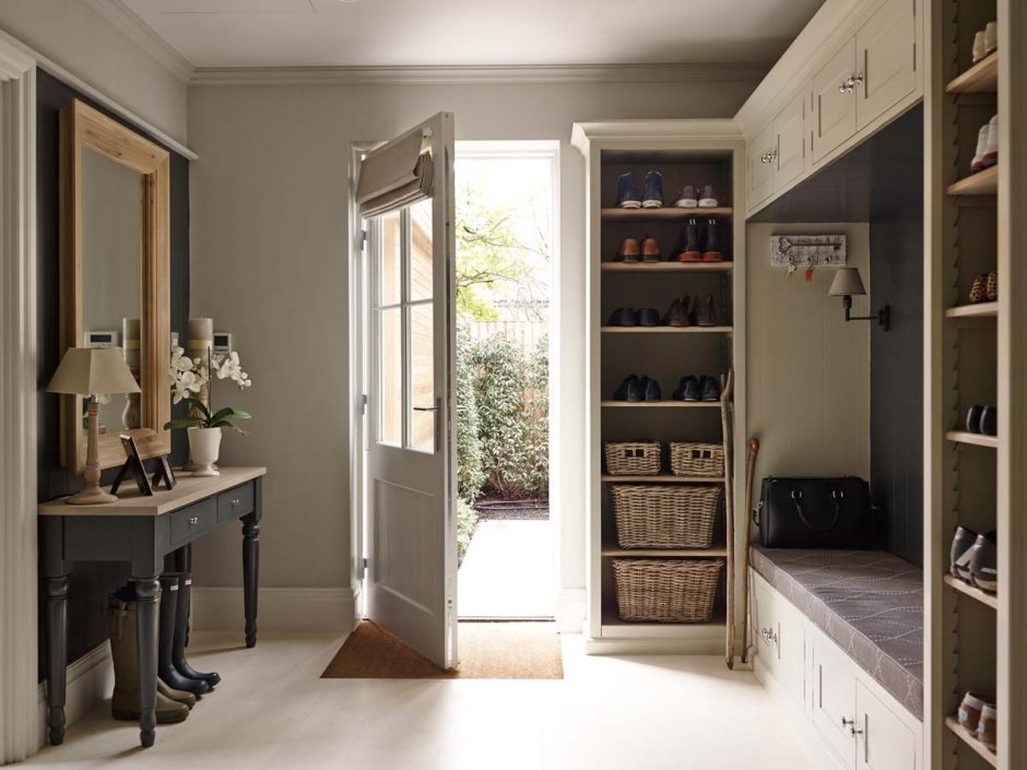 Прихожая в желтом цвете