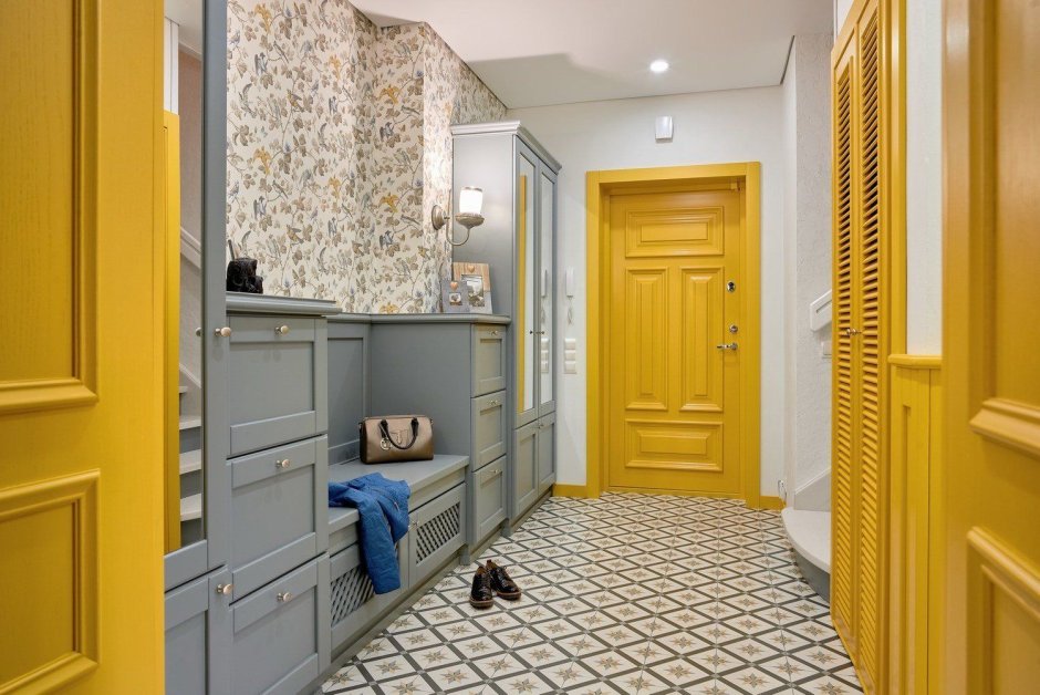 Серые стены в прихожей