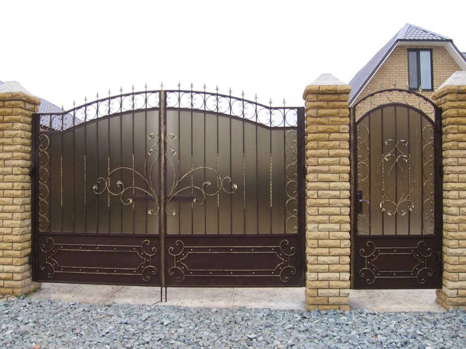 Кованые ворота с поликарбонатом