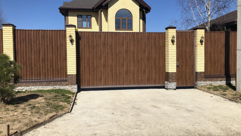 Заборы для частного дома из профнастила