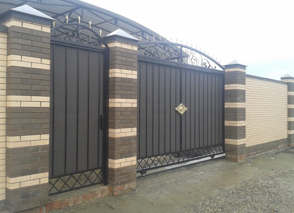 Красивые ворота для частного дома из профнастила