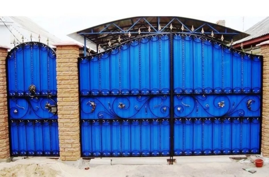 Синие кованые ворота