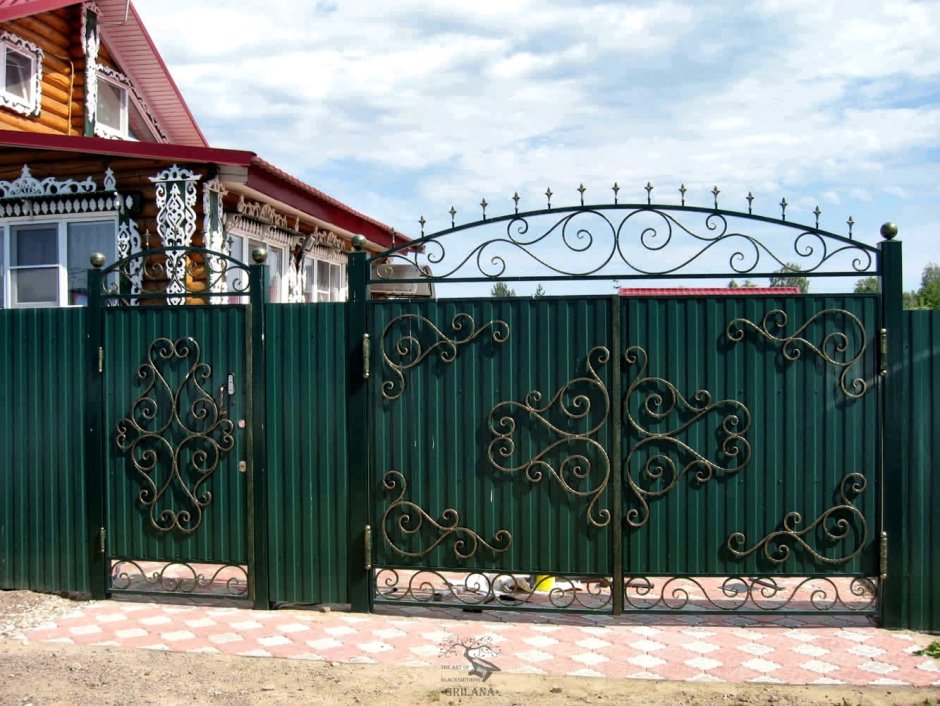 Кованые ворота с профнастилом