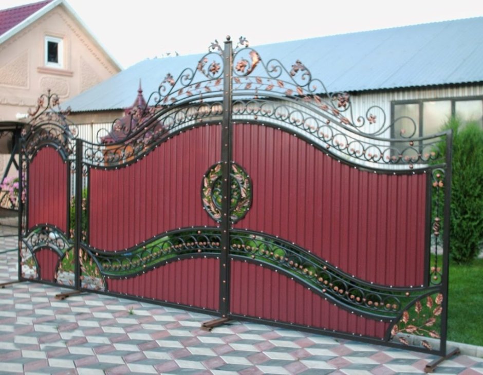 Забор из профнастила с ковкой