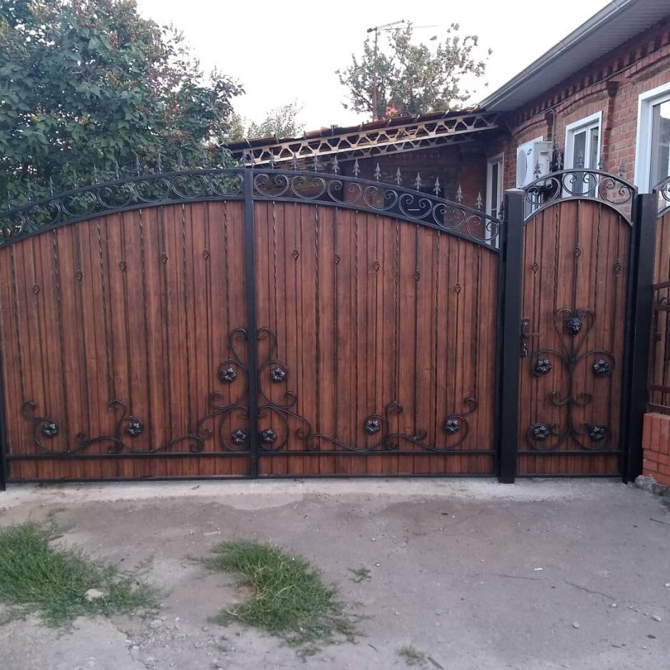 Ворота из профнастила под дерево