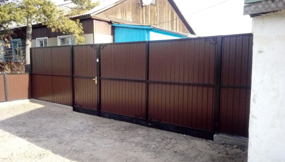 Ворота и палисадник из профнастила