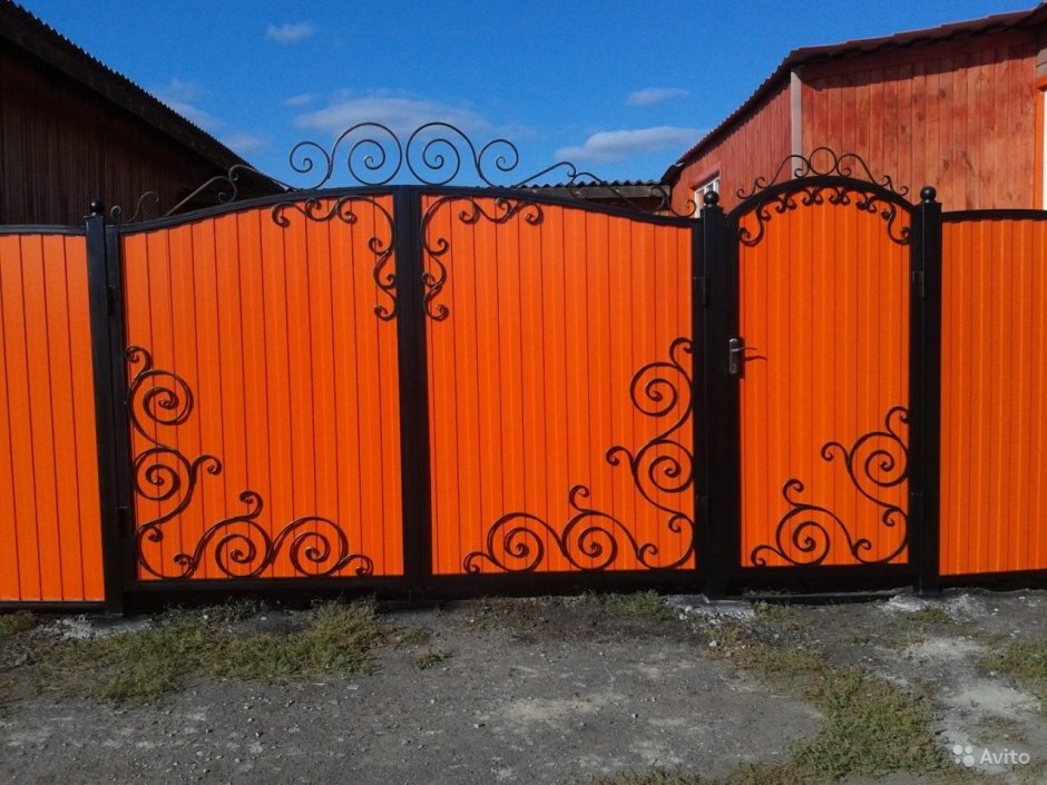 Ворота из профнастила с элементами ковки