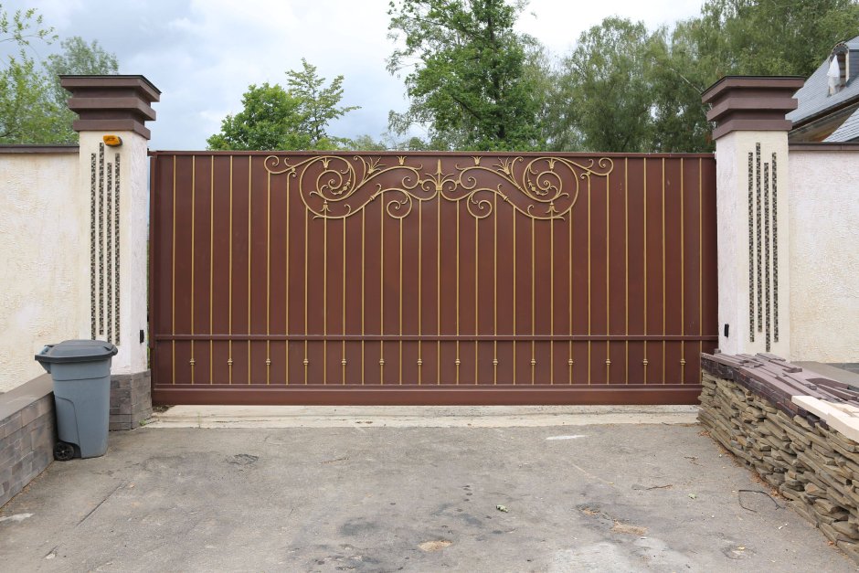 Откатные ворота с элементами ковки