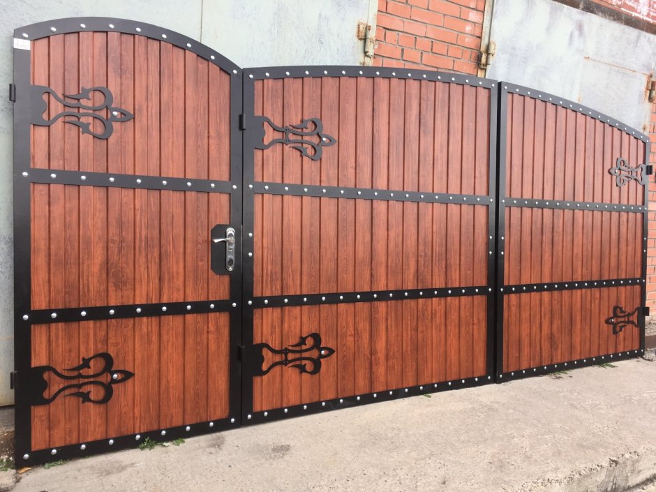 Ворота и калитка из металлопрофиля под дерево