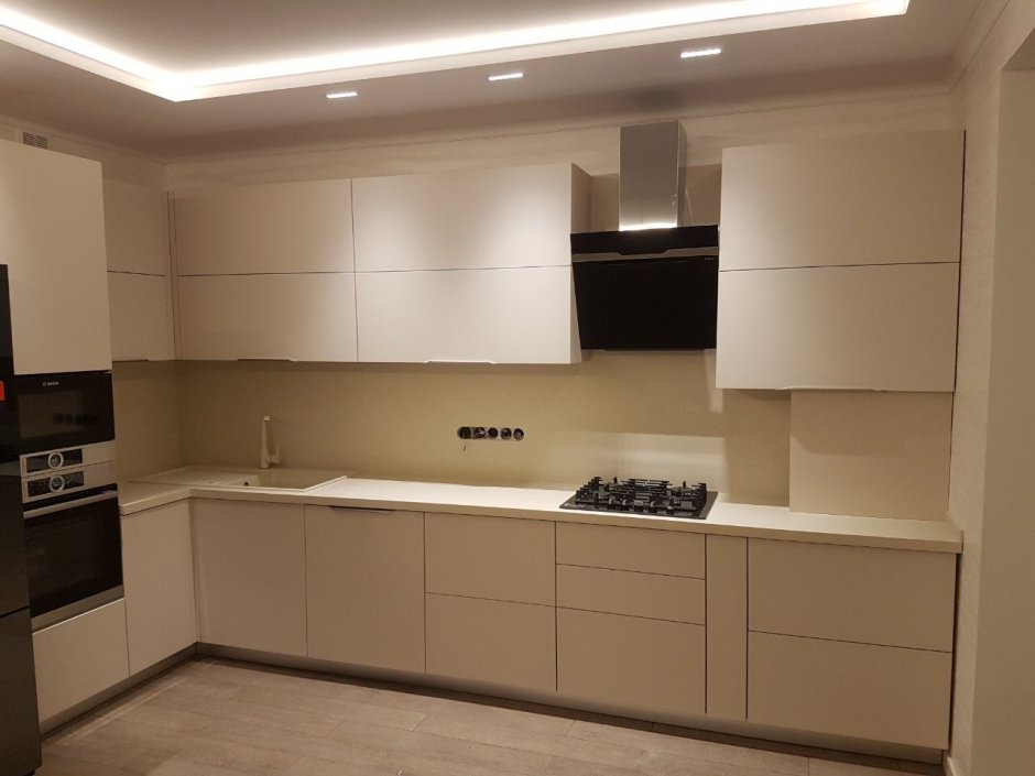 Бежевый софт тач фасады кухня Вардек