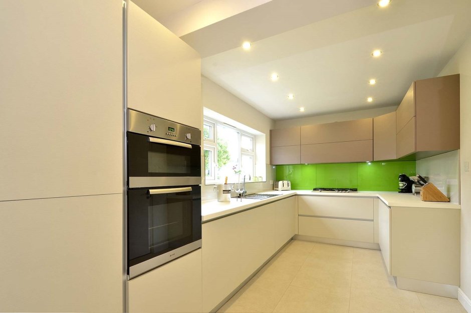 Светлая глянцевая кухня