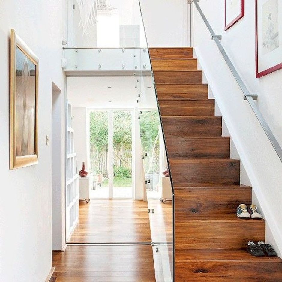 Деревянная лестница в коридоре