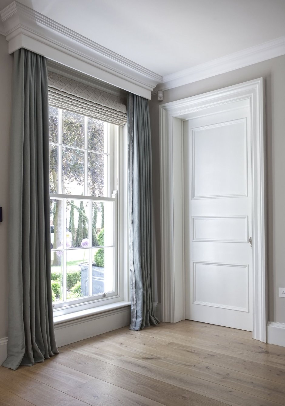 Белые двери в интерьере