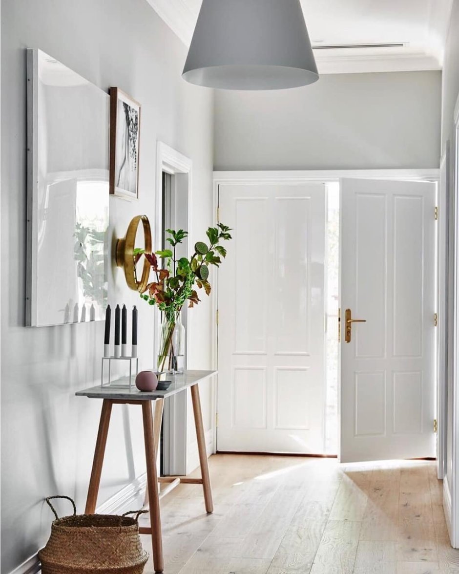 Серые стены белый плинтус