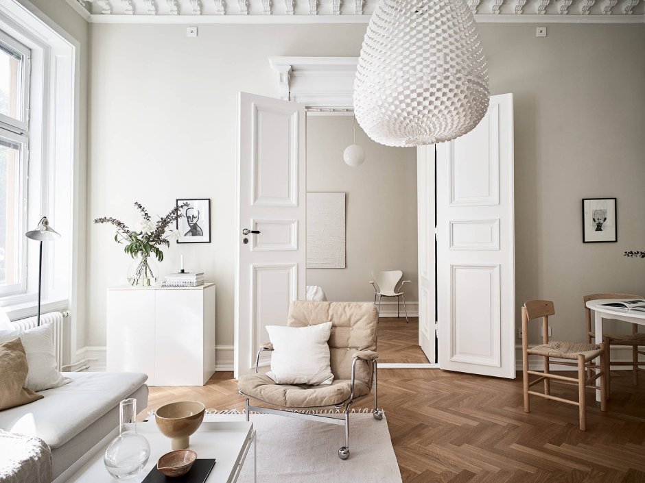 Потолочный плинтус в спальне