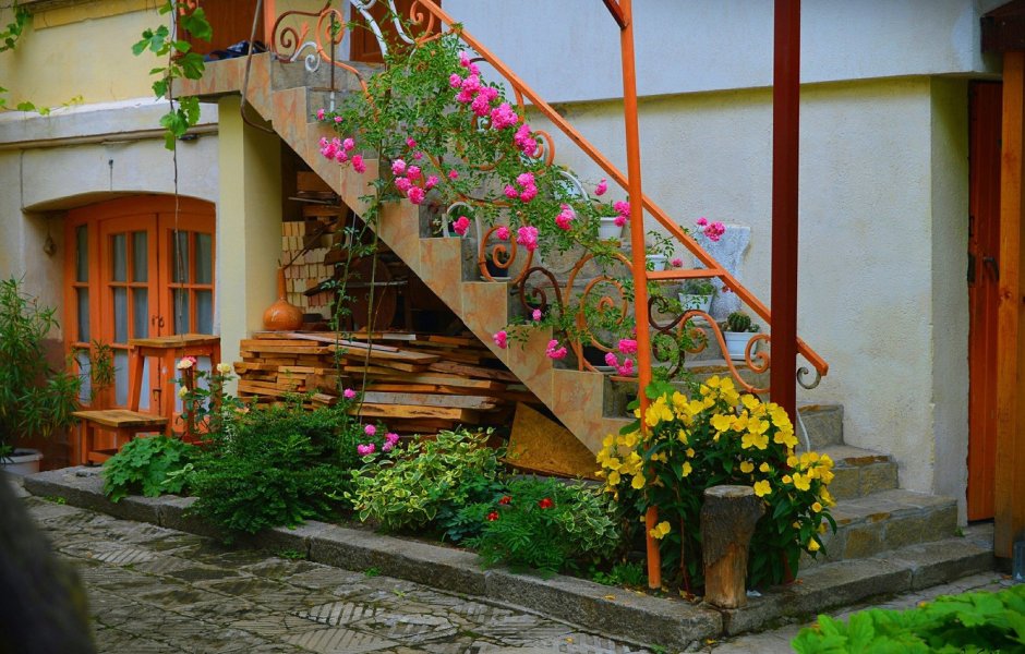 Лестница с цветами в саду