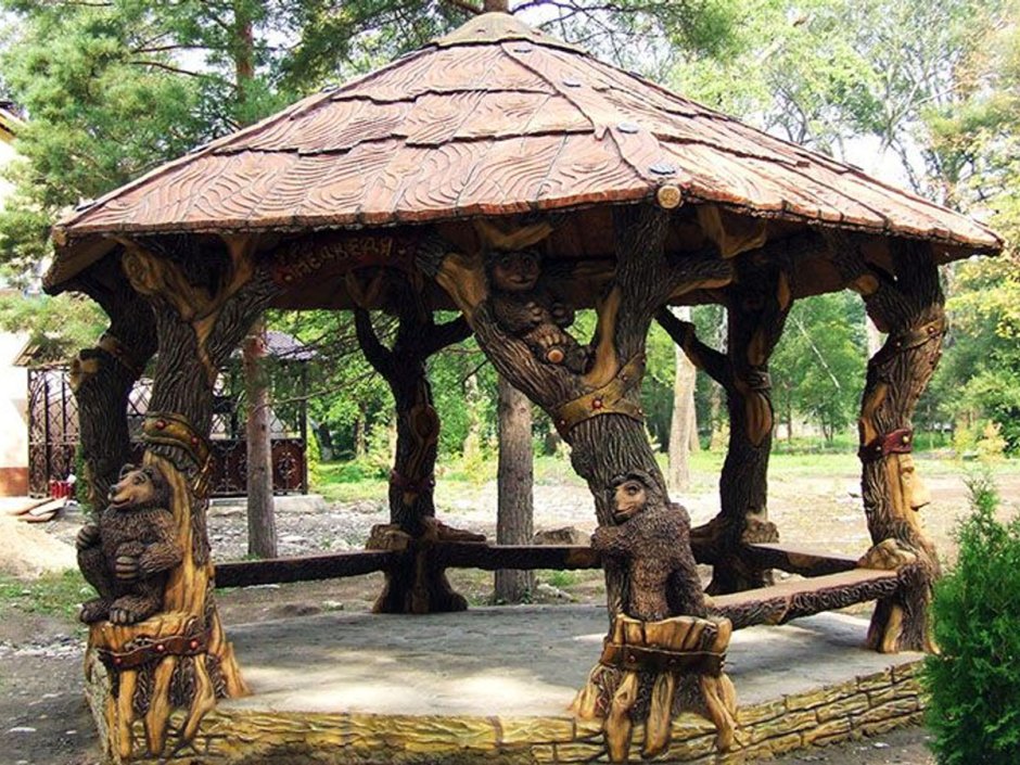 Семья в беседке на даче